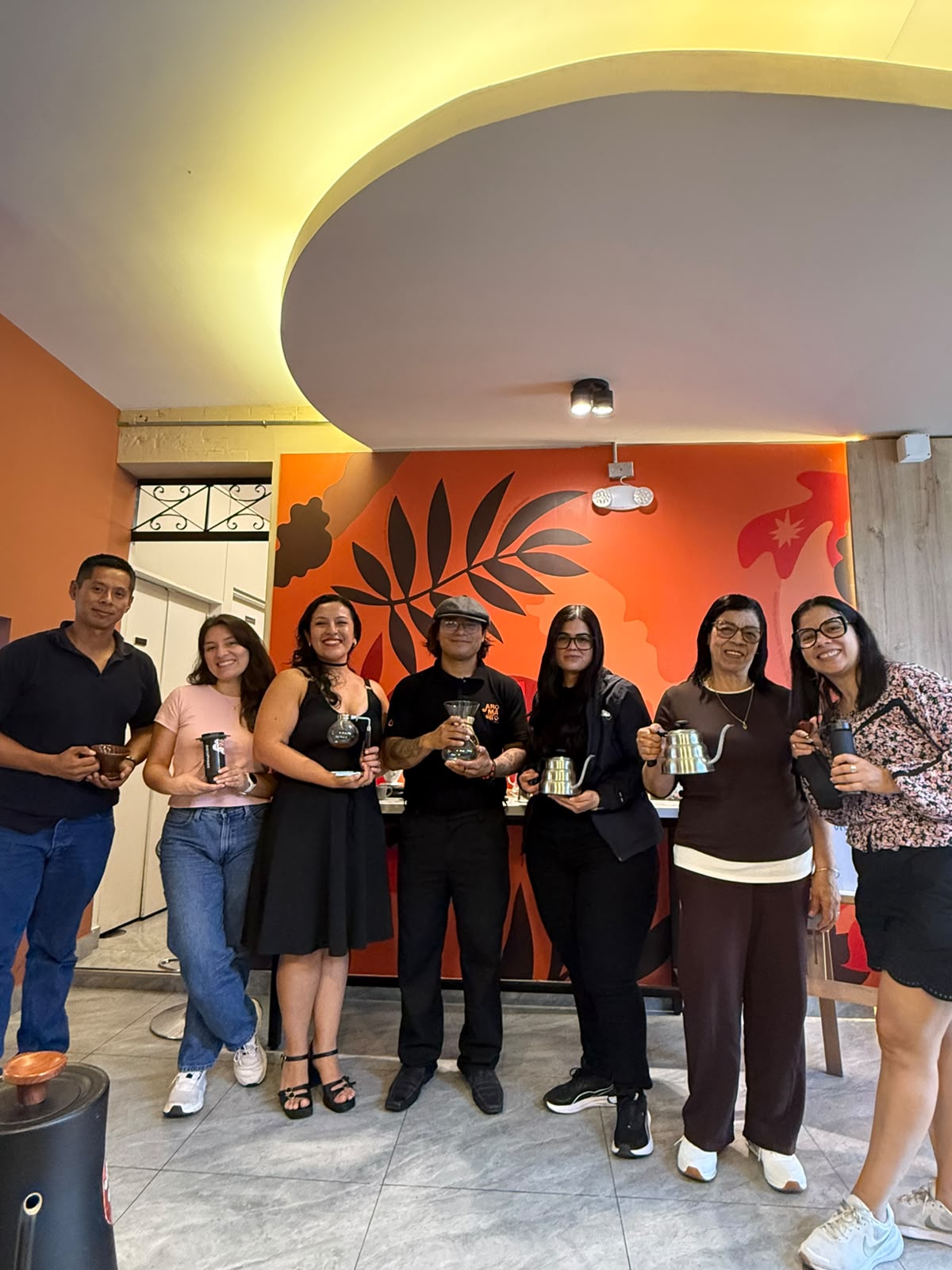 Participantes y barista sonrientes tras finalizar el taller de extracción para principiantes en Aromatto Miraflores